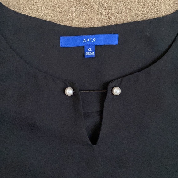 Apt 9 pullover short sleeved blouse with pearl clasp as the neckline - Picture 6 of 8